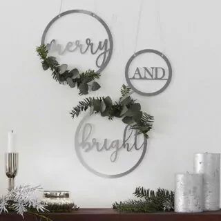 Drie ronde zilveren hangers met merry and bright
