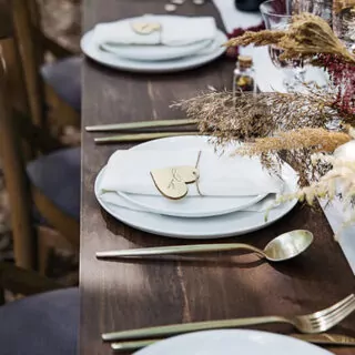 Tafel met houten hartjes en eetgerei