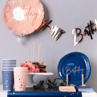 Versierde tafel met bordjes en bekers