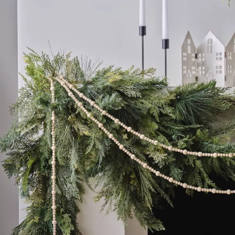 Schouw met kerstgroen met houten kralenslinger