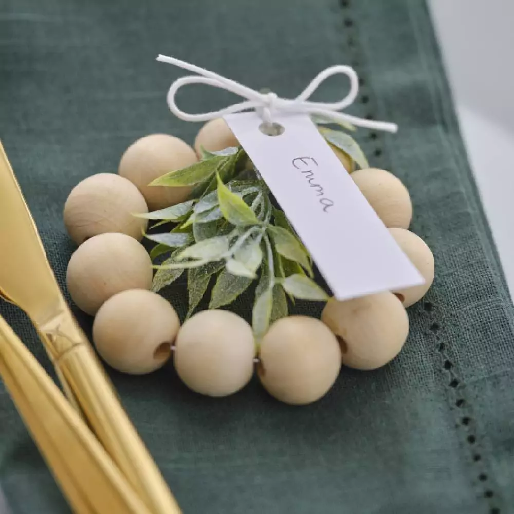 Tafelkaartje met houten kralen en een takje
