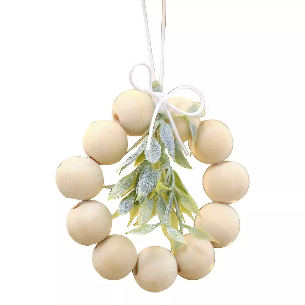 Hanger met houten kralen en een takje