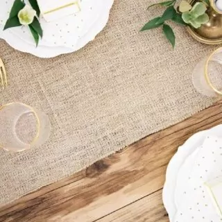 Tafel bovenaanzicht met jute tafel loper glazen en bordjes