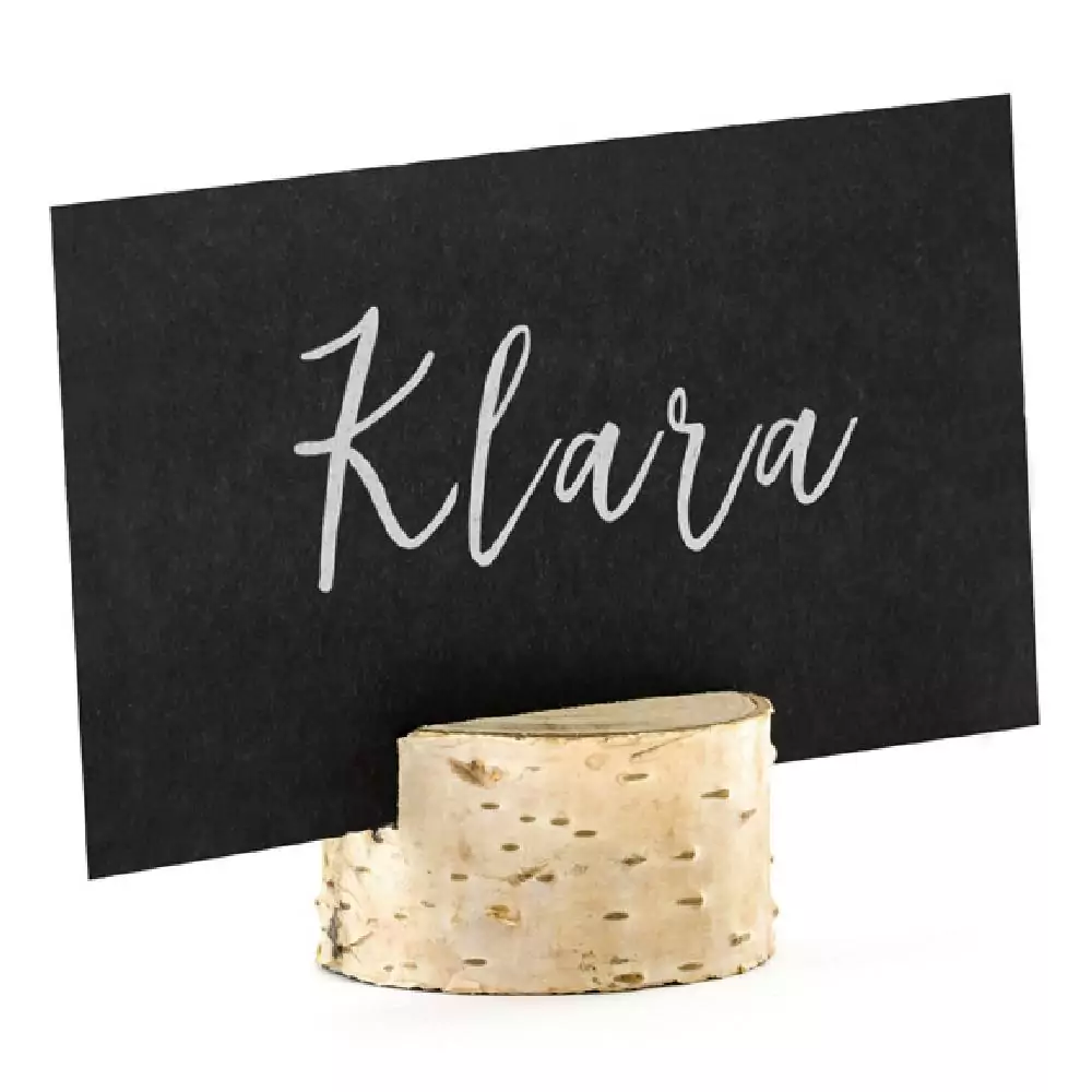 Houtblokje met zwart kaartje erin met Klara erop