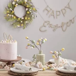 Takjes met gekleurde paaseitjes in pasteltinten in een vaas