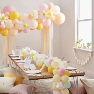Tafel met pastelkleurige paasversiering
