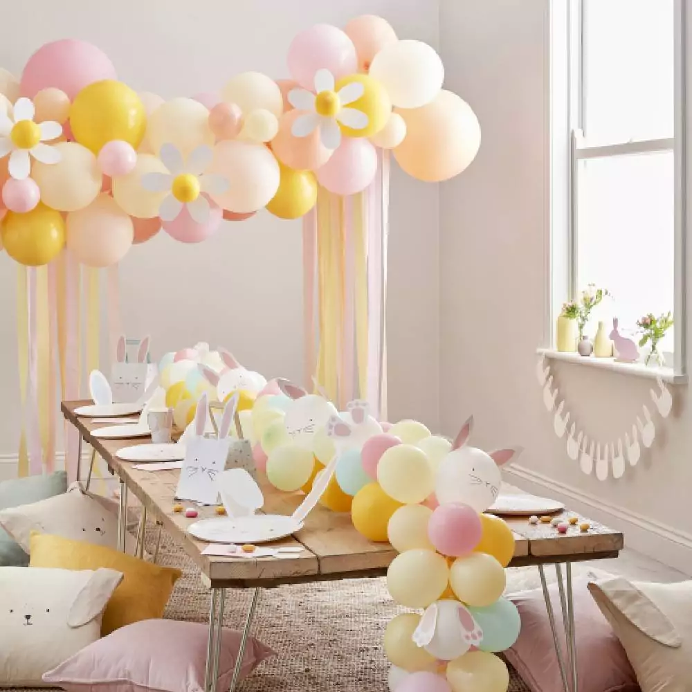 Tafel met pastelkleurige paasversiering