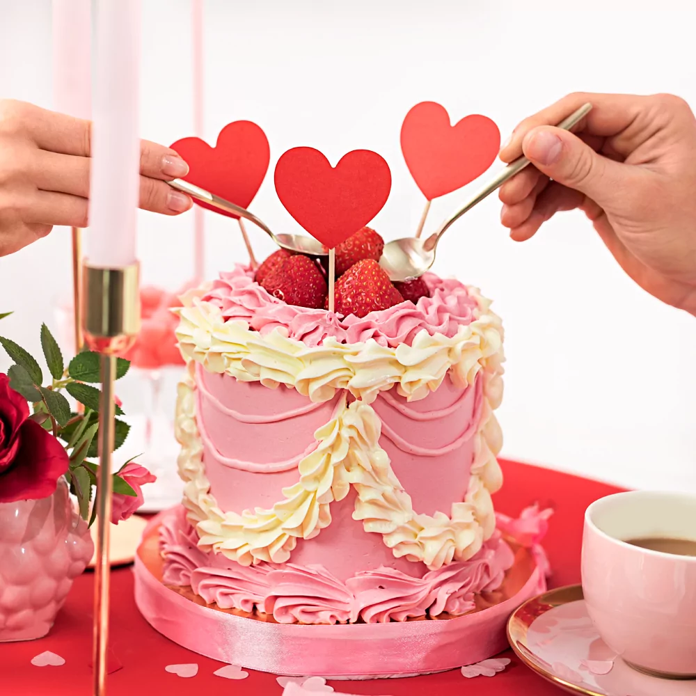 cupcake toppers hartjes rood zitten in een roze taart