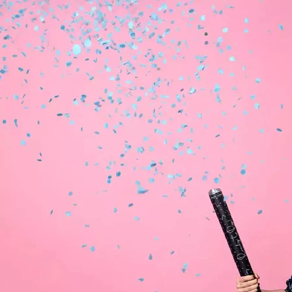 Zwarte confettishooter van 60 centimeter lang met blauwe confetti