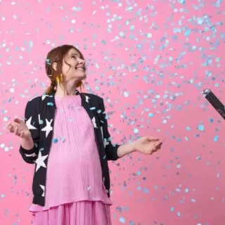 Zwarte confettishooter met blauwe cirkelvormige confetti gemaakt van papier