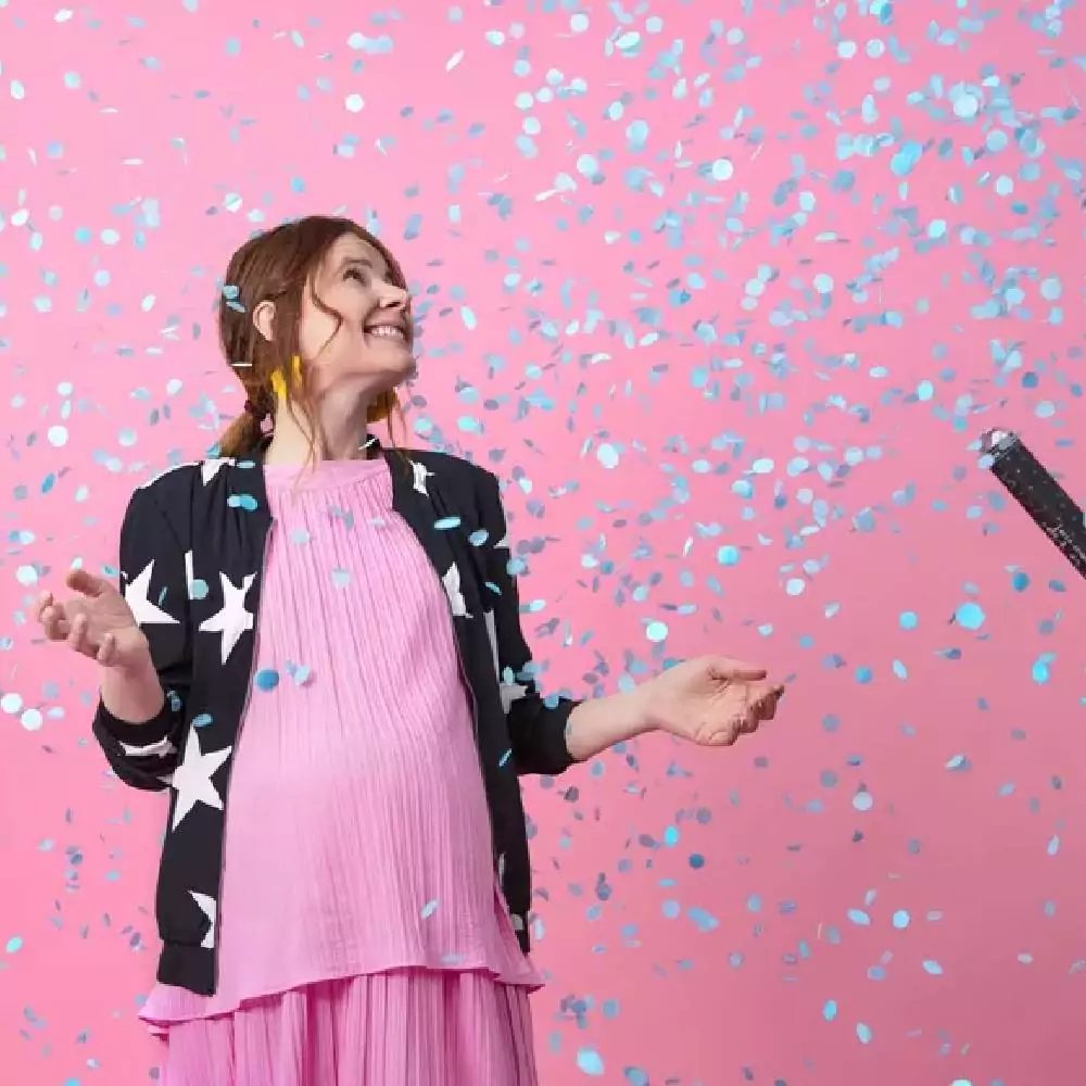 Zwarte confettishooter met blauwe cirkelvormige confetti gemaakt van papier