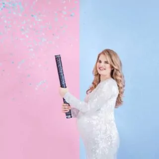 Confettishooter met blauwe confetti gemaakt van papier
