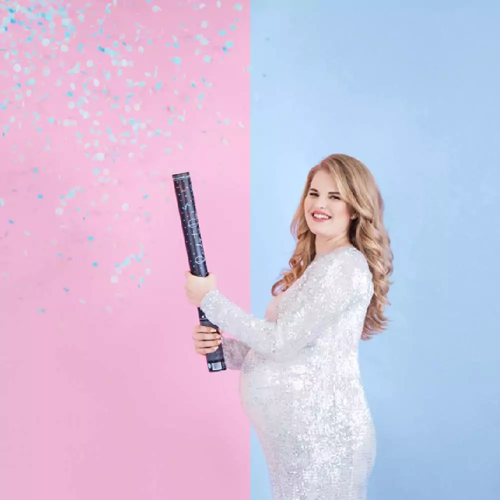Confettishooter met blauwe confetti gemaakt van papier