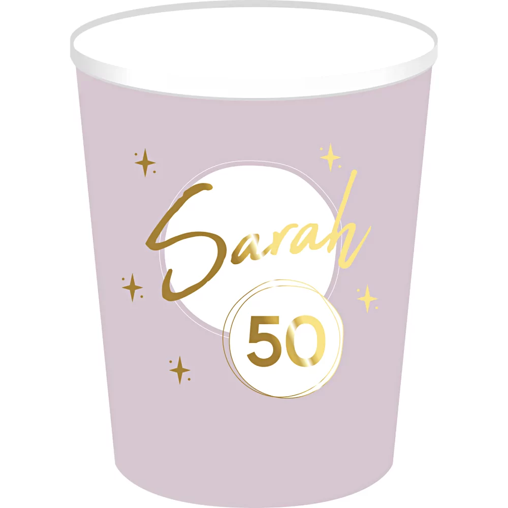 Lila versiering met gouden tekst sarah 50 voor een verjaardag vrouw