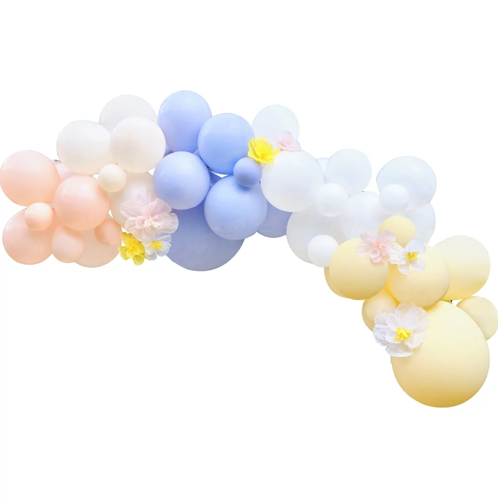 ballonnenboog met bloemen erop