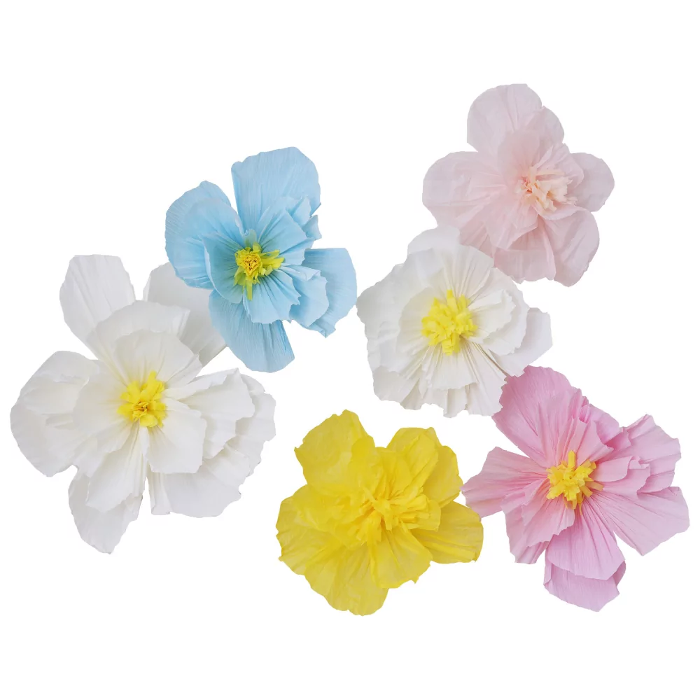 Papieren bloemen in het roze, geel, wit en blauw