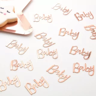 Rosé gouden confetti ligt op tafel naast een rosé gouden papieren bordje in de vorm van een ster
