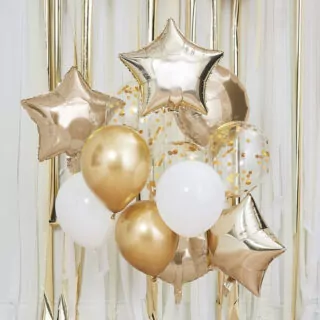 ballonnenbundel met diverse soorten gouden en witte ballonnen