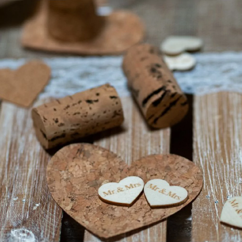 Houten hartjes liggen op een onderzetter van kurk in de vorm van een hart
