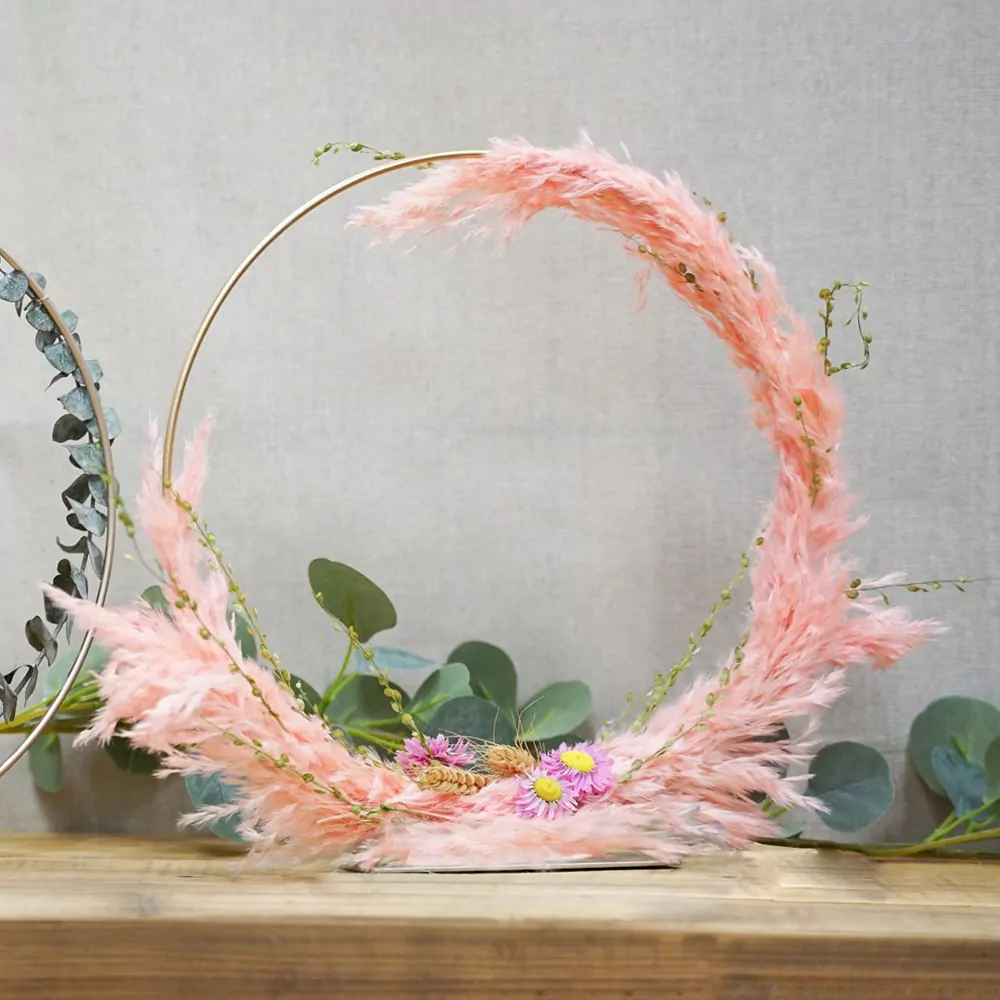 gouden decoratieve boog met roze veren