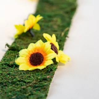 Zonnebloemen liggen op een groene grasstrook
