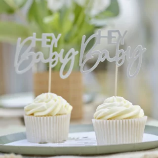 Cupcakes met witte topper en een witte cupcake topper met de tekst hey baby