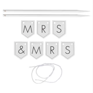 Personaliseerbare taart topper met witte banners met zwarte letters en houten stokjes