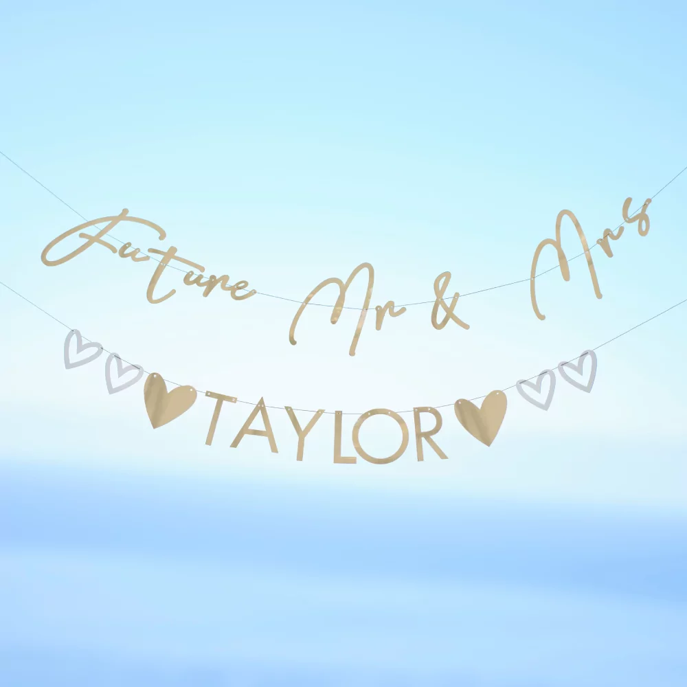Witte en gouden slinger met de tekst 'future mr en mrs' met personaliseerbare achternaam op een blauwe achtergrond