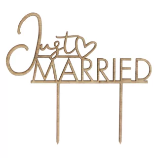 Houten taarttopper met de tekst just married en een hartje