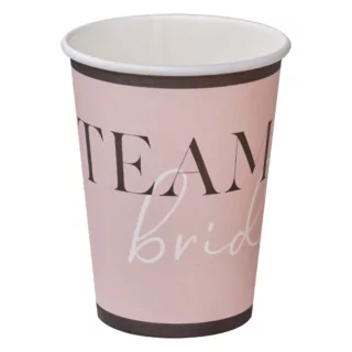Papieren bekers in het roze, wit en zwart met de tekst team bride