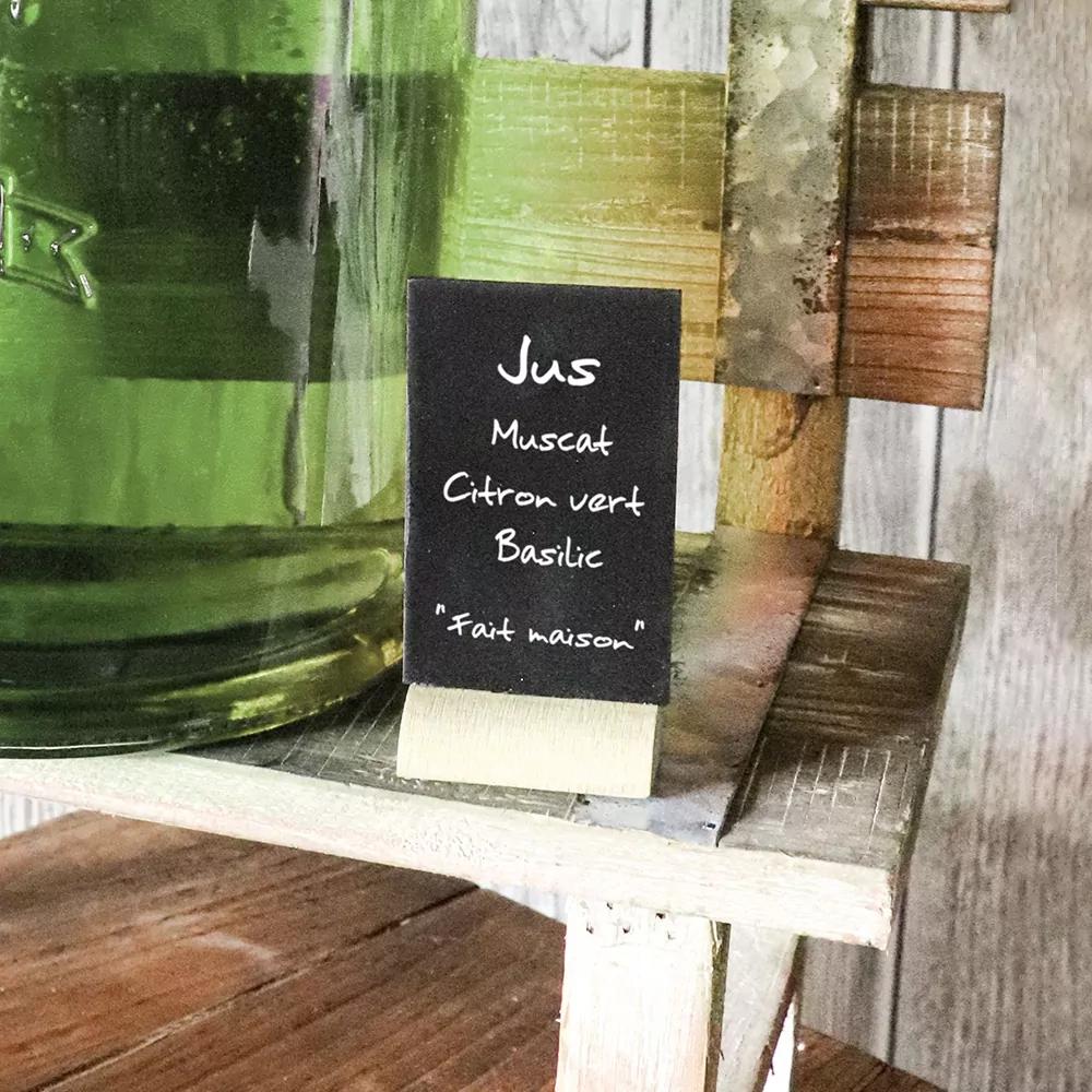 klein krijtbordje naast tap met drinken