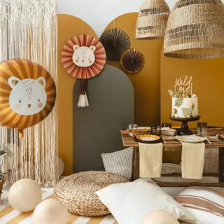 kamer met rotan en macrame decoratie en versieringen met leeuwtjes erop