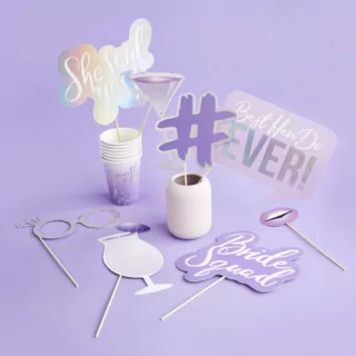 Paarse en iridescent photobooth props op een lila achtergrond