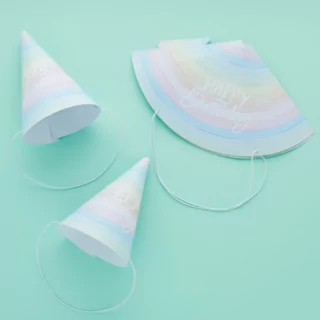 Feesthoedjes in pasteltinten op een mintgroene achtergrond