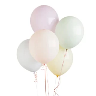 pastelkleurige ballonnen in het groen, blauw, oranje, geel en paars