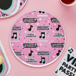 roze bordjes met muzieknootjes en teksten als almost famous, birthday superstar en viral superstar op een roze achtergrond