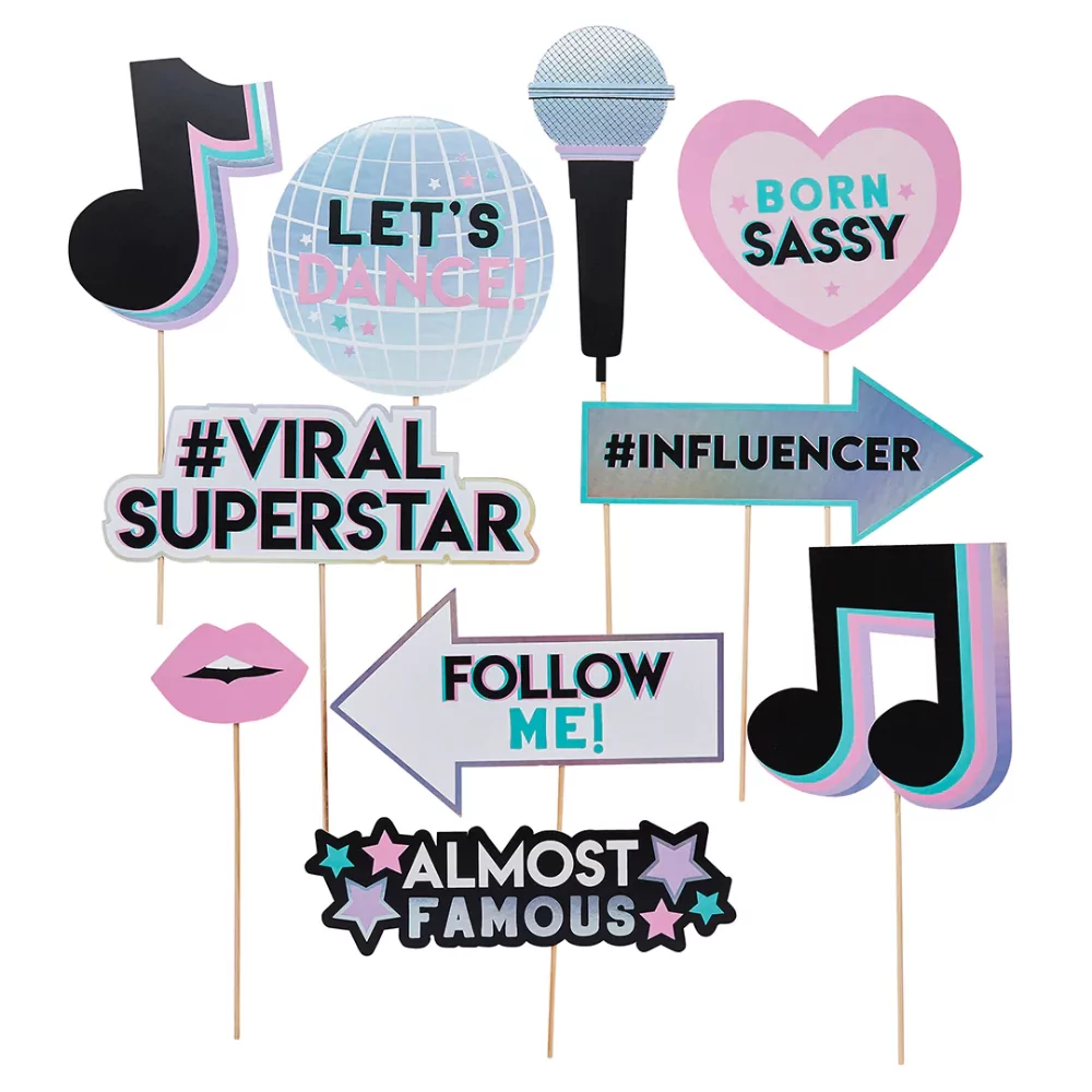 photobooth props bestaande uit muzieknoten, een microfoon, een discobal en teksten als born sassy en almost famous