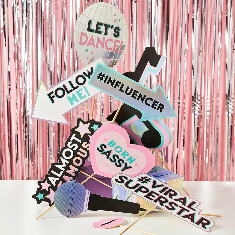 photobooth props voor een roze achtergrond met photo booth props