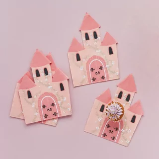 roze kasteeltjes met witte bloemetjes liggen op een paarse achtergrond