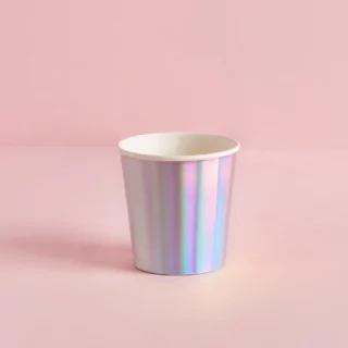 iridescent shot beker staat voor een pastelroze achtergrond