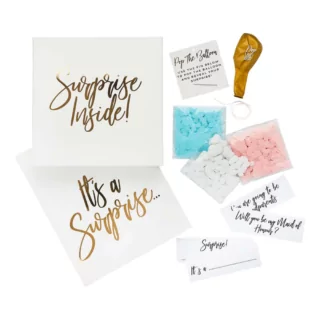 inhoud van een surpise box in het wit en goud met roze en blauwe confetti