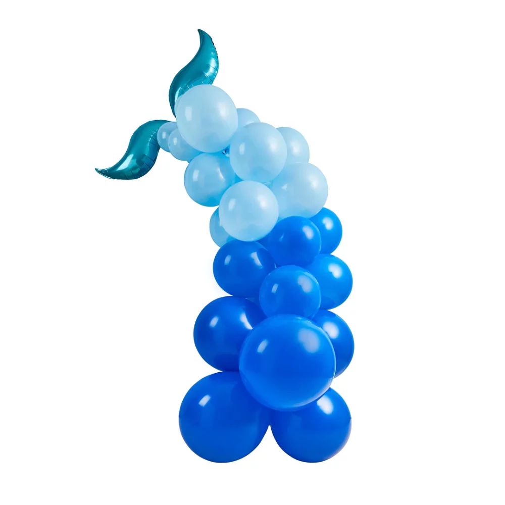 ballonnenboog in de vorm van de staart van een walvis met donker en licht blauwe ballonnen