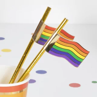 gouden rietje met regenboog vlaggetjes eraan zitten in een regenboog beker