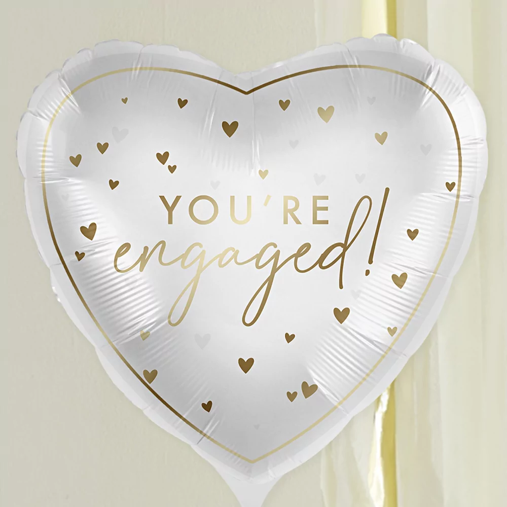 hartvormige folieballon in het wit met gouden tekst you're engaged en gouden hartjes