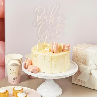 acryl en lichtroze taart topper in een beige taart met roze macarons