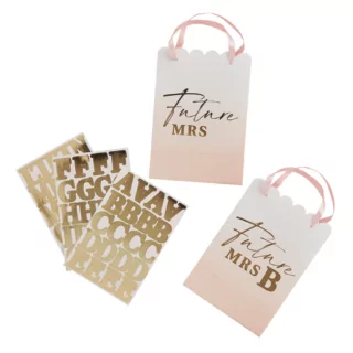 perzikkleurige en witte cadeautasjes met ombre effect en gouden tekst future mrs