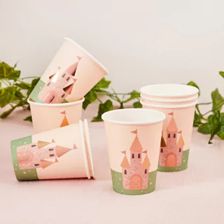 bekers met een kasteel in het lichtroze en rose goud liggen op een roze linnen kleed voor een eucalyptus blad