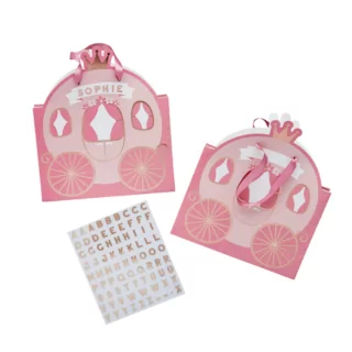 Cadeautasjes in de vorm van een koets in het lichtroze en rosé goud met stickervellen voor het pesonaliseren