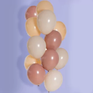 Ballonnen in het zachtroze, creme en perzik op een paarse achtergrond