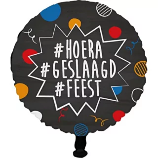 Ronde, zwarte folieballon met de tekst hoera, geslaagd, feest en rode, blauwe, oranje en witte stippen